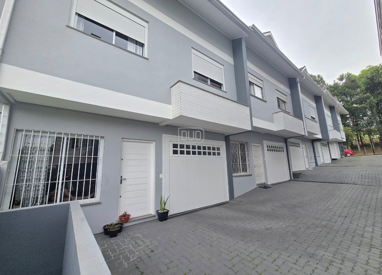 Sobrado com entrada coletiva no Vinhedos