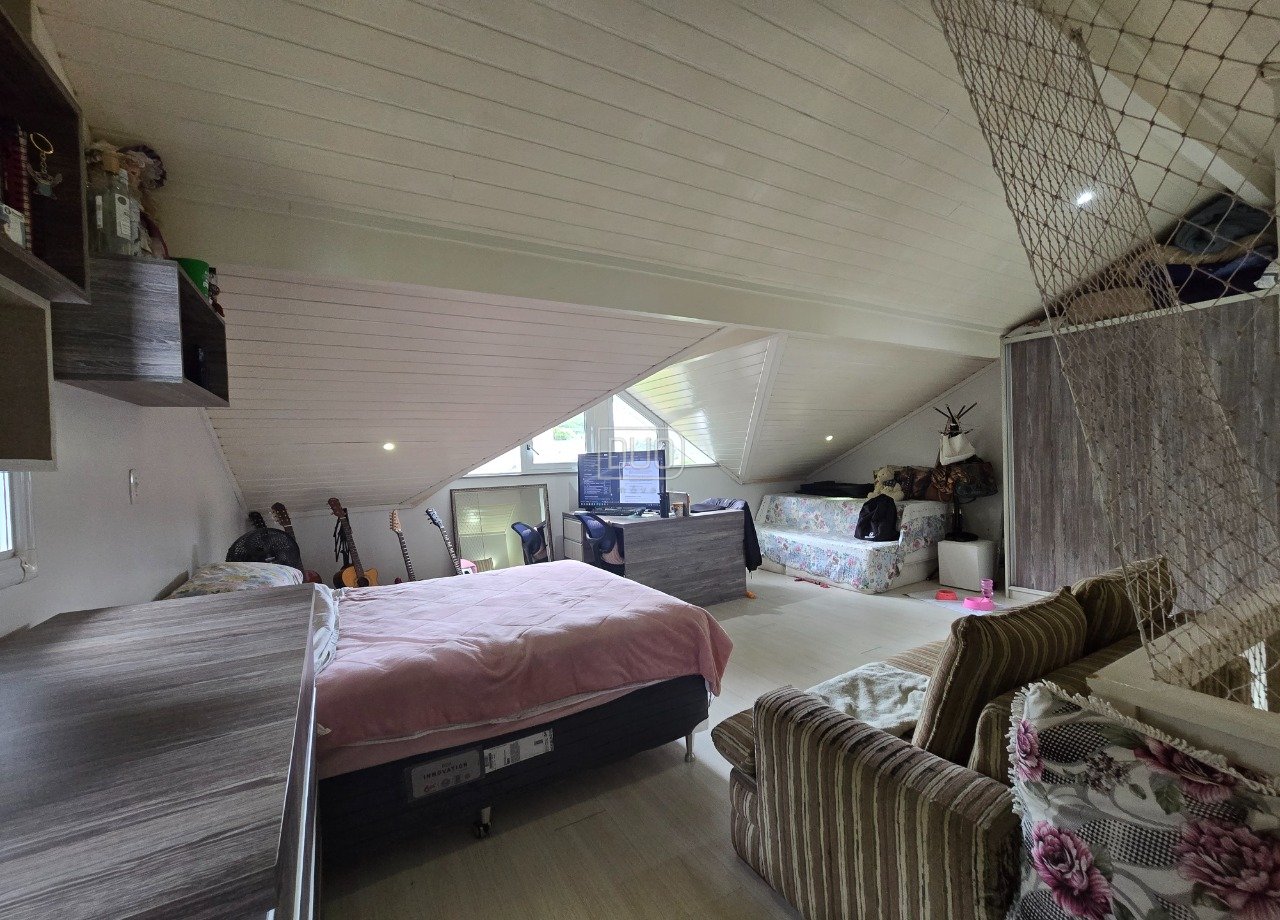 Sobrado com entrada coletiva no Vinhedos