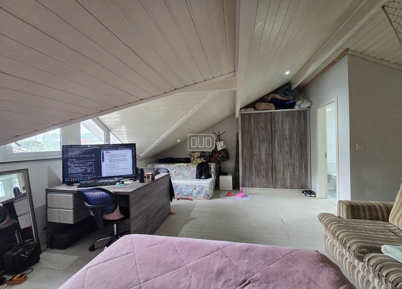 Sobrado com entrada coletiva no Vinhedos